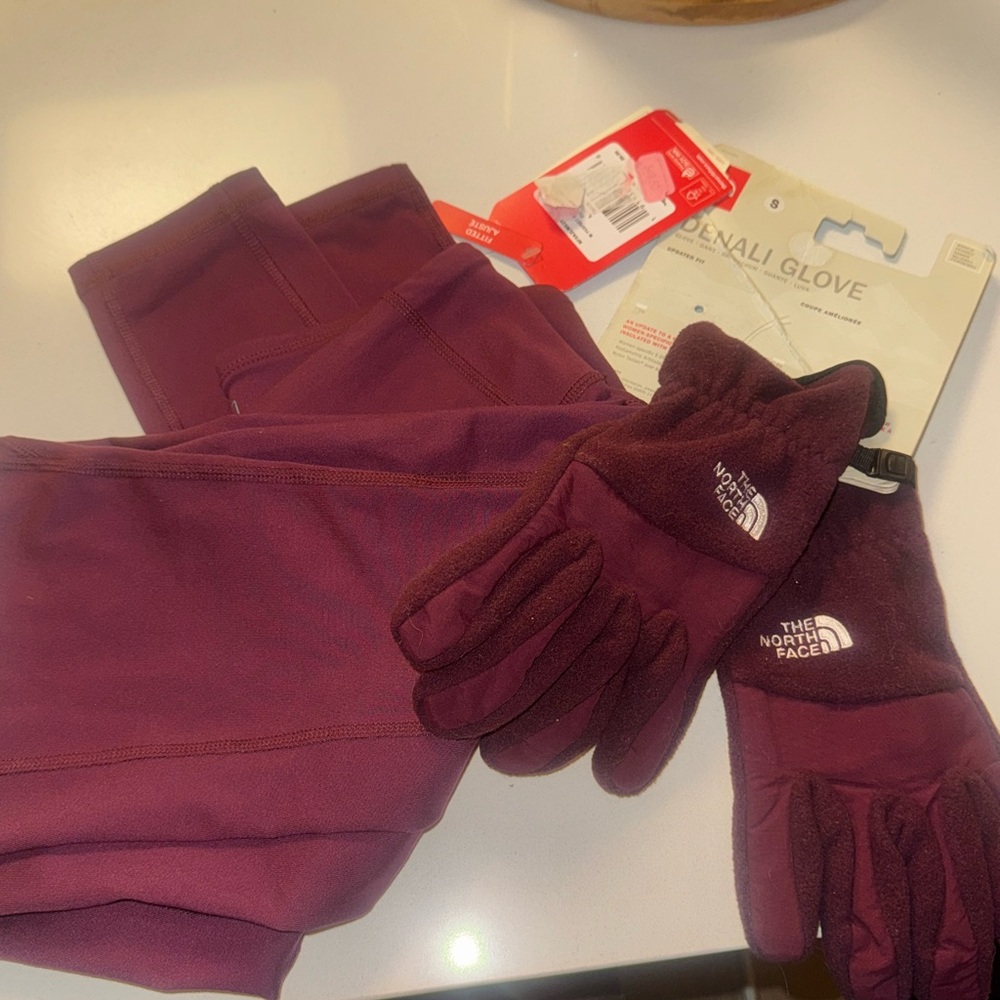 Matching North Face Denali Gloves and perfect core Leggings Set NWT